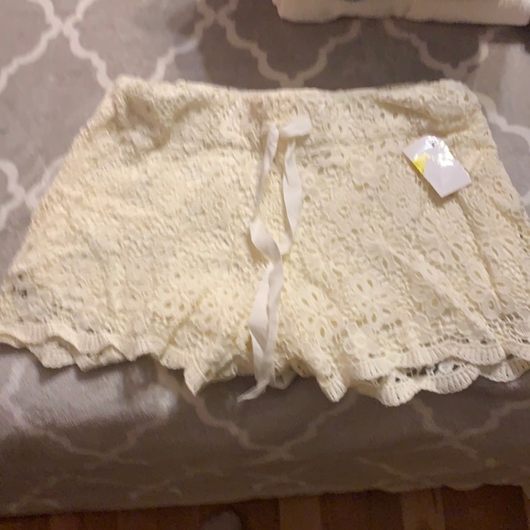 Cream Lace Lined Shorts size 3/5 BNWT - Picture 1 of 5